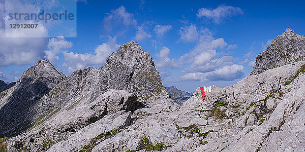 Germany  Bavaria  Allgaeu  Allgaeu Alps  Heilbronner Weg  trail marking  Rappenseekopf in the background