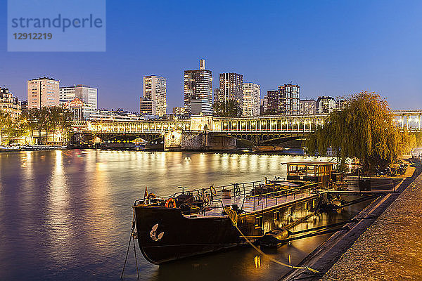France  Paris  Pont de Bir-Hakeim  Seine river  modern high-rise buildings at blue hour