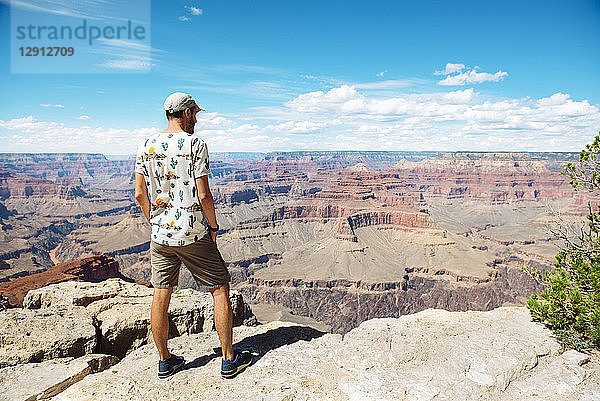 USA  Arizona  Grand Canyon National Park  Grand Canyon  man looking at view
