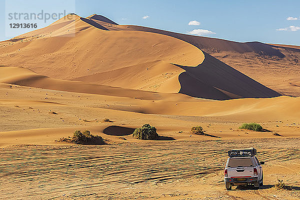 Africa  Namibia  Namib deert  Naukluft National Park  off-road vehicle in front of the sand dune 'Big Daddy'