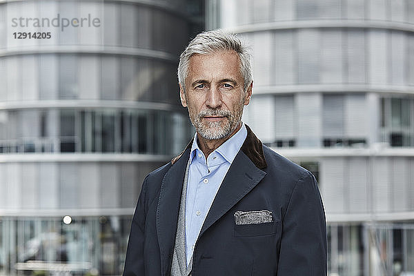 Germany  Duesseldorf  portrait of fashionable mature businessman