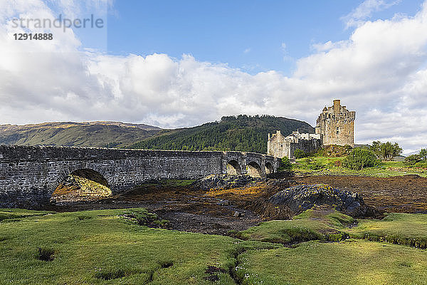 UK  Scotland  Dornie  Loch Duich  Eilean Donan Castle