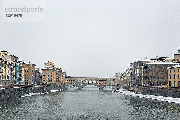 Italy  Florence  view to Ponte Vecchio in winter