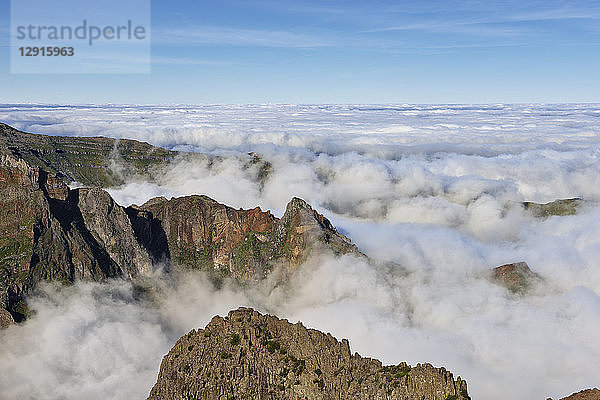 Madeira  Pico Ruivo  Sea of clouds below mountain peaks seen from Pico do Areeiro