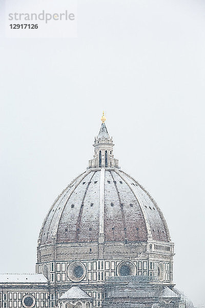 Italy  Florence  snow-covered dome of Basilica di Santa Maria del Fiore