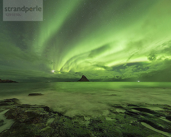 Schöne Naturlandschaft mit Polarlicht über dem Meer  Bleikoya  Bleik  Vesteralen  Norwegen