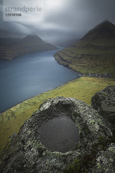 Majestätische Naturkulisse mit Bergen und Meer unter dramatischem Himmel  Funningur  Färöer Inseln