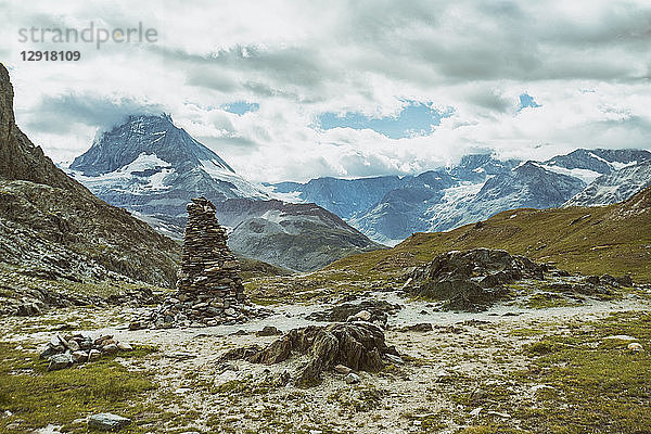 Berglandschaft mit Roterboden  Gornegrat-Gipfel und Matterhorn-Gipfel zwischen Wolken  Zermatt  Wallis  Schweiz