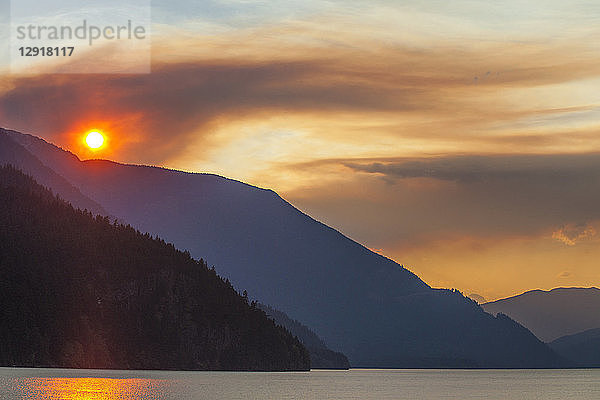 Landschaft bei Sonnenuntergang in der Coast Mountain Range  British Columbia  Kanada.