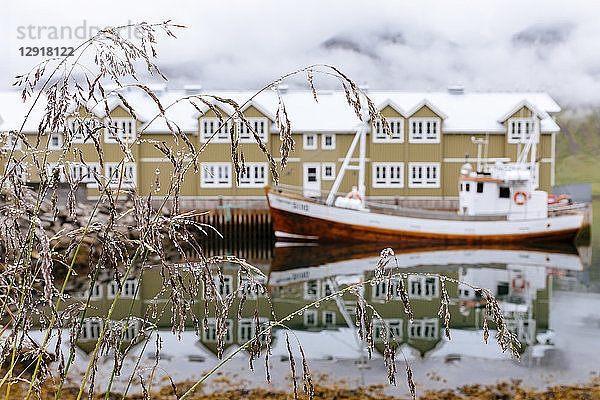 Spiegelungen von Gebäuden und Booten im Meer im Hafen von Siglufjordur  Island