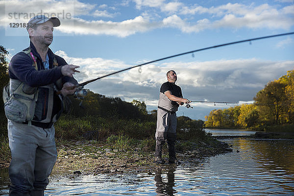 Zwei Männer beim Angeln am Ufer des Grand River  Hamilton  Ontario  Kanada