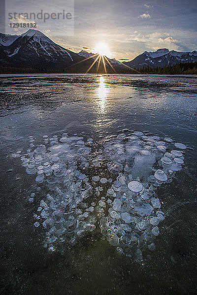 Wunderschöne Naturlandschaft mit gefrorenen Vermilion Lakes bei Sonnenuntergang  Banff National Park  Alberta  Kanada
