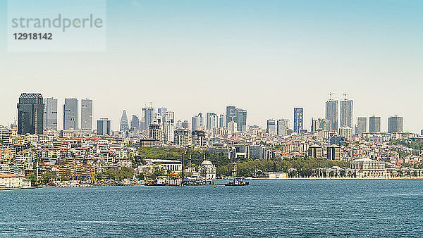 Blick auf das Marmarameer und die Skyline von Istanbul bei klarem Himmel  Türkei