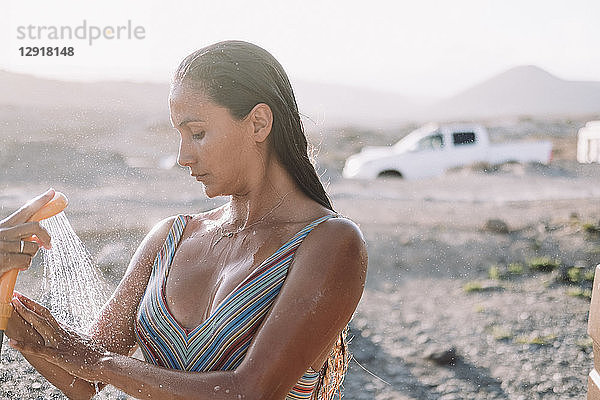 Frau duscht im Freien  Teneriffa  Kanarische Inseln  Spanien