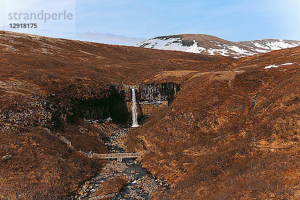 Aussicht auf den Svartifoss-Wasserfall  Vatnajokull-Nationalpark  Island