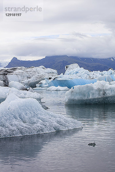 Die Gletscherlagune JokulsarlonÂ im SÃ?dosten Islands ist eines der bekanntesten Reiseziele des Landes. Die Lagune liegt an der Spitze des Breidamerkurjokull-Gletschers und wird mit dem Abschmelzen des Gletschers immer größer. Der See  der tiefste in Island  ist seit den 1970er Jahren um das Vierfache gewachsen. Die Lagune ist fÃ?r ihre arktisch anmutende Landschaft berÃ?hmt und war Schauplatz einer Reihe von Filmen  darunter zwei James-Bond-Filme (A View to a Kill und Die Another Day) und Batman Begins.