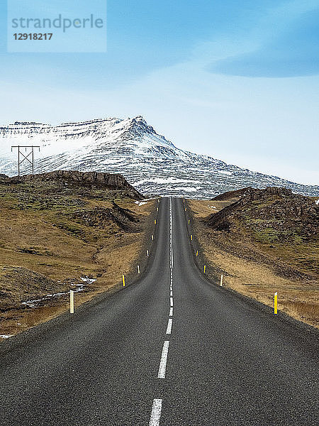 Route 1 (Ringstraße) im Süden Islands vor einem schneebedeckten Berg  Straße 1  Südisland  Island