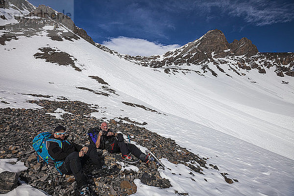 Bergsteiger ruhen sich vor dem Endanflug auf den Donaldson Peak in der Lost River Mountain Range aus  Idaho  USA