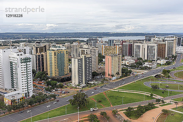 Blick auf die Stadt und die Wolkenkratzer vom Fernsehturm im Zentrum von Brasilia  Brasilien