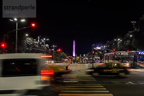 Straßenansicht mit Wahrzeichen Obelisk bei Nacht  Buenos Aires  Argentinien
