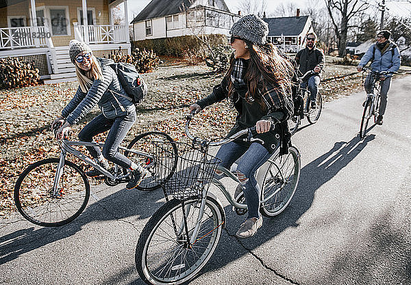 Eine Gruppe von Freunden radelt im Herbst durch ein sonniges Dorf  Portland  Maine  USA