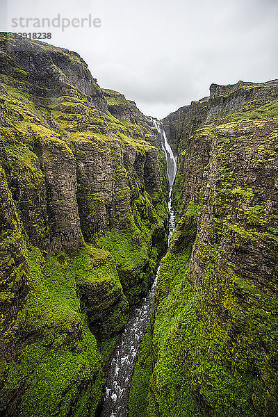 Der GlymurÂ-Wasserfall ist der zweithÃ¶chste Wasserfall in Island und ein beliebtes Ausflugsziel fÃ?r Reisende und Touristen. Der Wasserfall  der etwas mehr als eine Stunde von Reykjavik entfernt liegt  ist fast 200 Meter hoch und zieht eine Vielzahl von Vögeln und Tieren an.