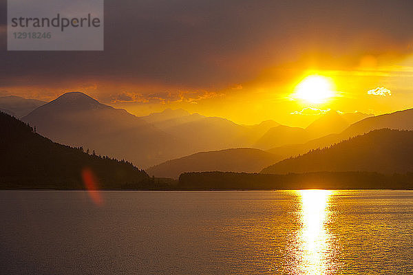Blick auf den Lillooet-See bei Sonnenuntergang in der Coast Mountain Range  British Columbia  Kanada