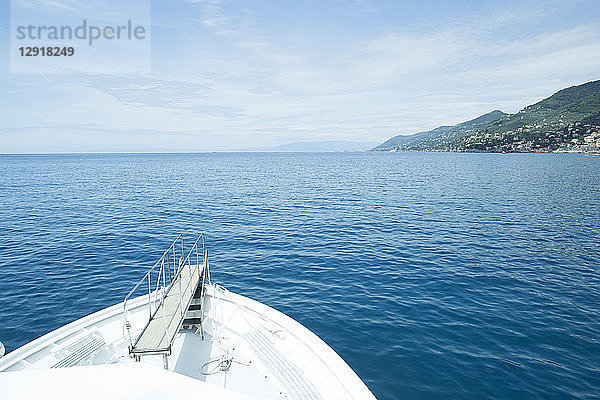 Seelandschaft mit Bootsspitze und Blick auf die malerische Küste  Portofino  Ligurien  Italien