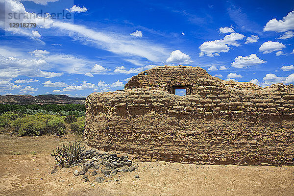 Wolken über den Ruinen der Kirche Santa Rosa¬Ýde¬ÝLima aus dem 18. Jahrhundert  Abiquiu  New Mexico  USA