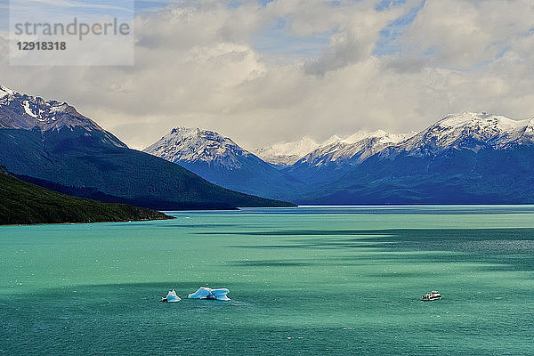 Blick auf den Argentino-See und die umliegenden Berge  Nationalpark Los Glaciares  El Calafate  Provinz Santa Cruz  Argentinien