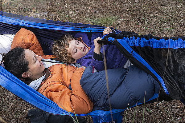 Mutter und ihr Sohn liegen in der Hängematte beim Camping in Rancho Santa Elena  Hidalgo  Mexiko