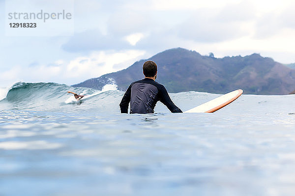 Blick auf zwei Männer beim Surfen im Meer