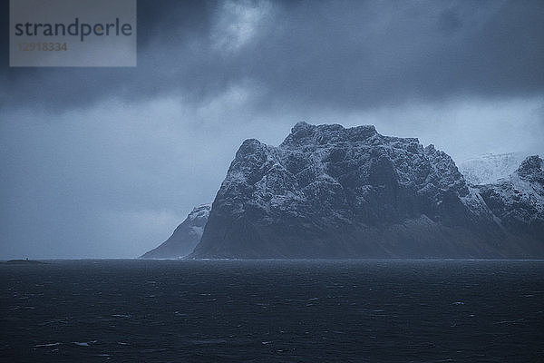 Majestätische Landschaft mit Küstengebirge im Winter  Vestvagoya  Lofoten  Norwegen