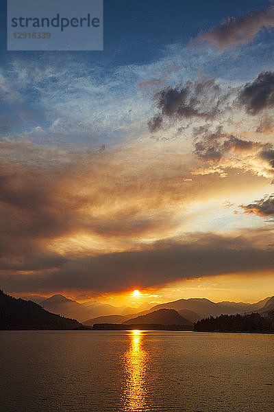 Blick auf den Lillooet-See bei Sonnenuntergang in der Coast Mountain Range  British Columbia  Kanada