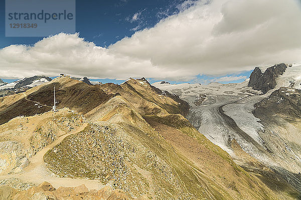 Berglandschaft mit verschneiten Gornegrat-Gipfeln zwischen Wolken  Zermatt  Wallis  Schweiz