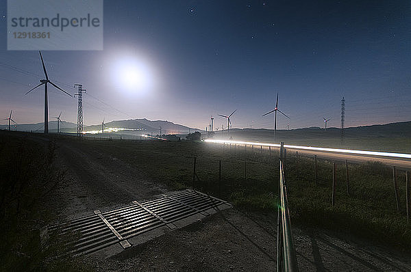 Blick auf Silhouetten von Windkraftanlagen bei Nacht  Tarifa  Andalusien  Spanien