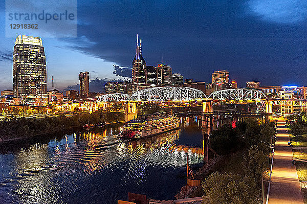 Dämmerungsansicht der Skyline von Nashville mit Cumberland River und General Jackson Showboat auf dem Wasser  Nashville  Tennessee  USA