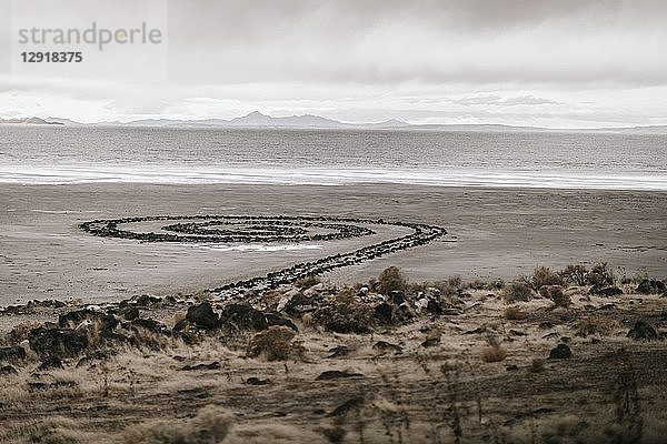 Karge Landschaft und Kunst namens Spiral Jetty  entworfen von Robert Smithson  Spiral Jetty  Utah  USA