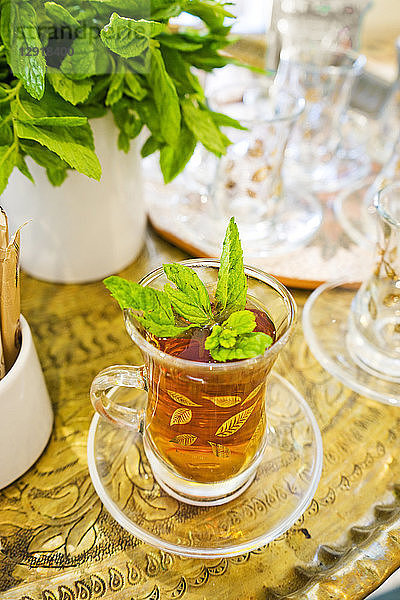 Nahaufnahme eines Glases mit traditionellem Tee mit Minzblättern  Gouvernement Madaba  Jordanien