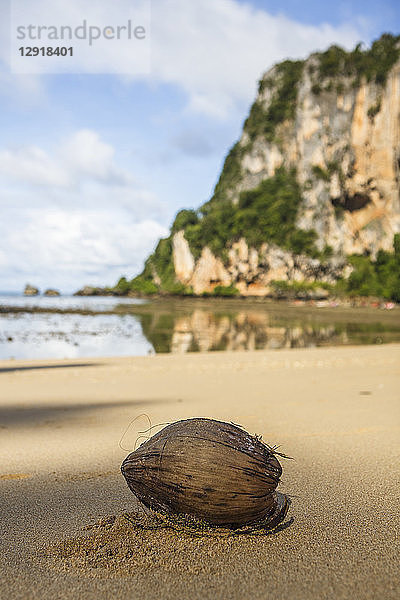 Railay Beach in der Nähe von Krabi  Thailand  bietet unberührte Ausblicke auf die Andamanensee. Der Strand ist ein beliebtes Touristenziel östlich von Phuket.