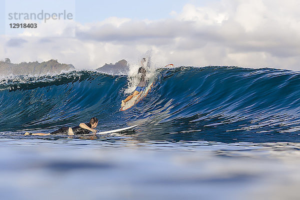 Blick auf zwei Männer  die sich beim Surfen im Meer vergnügen