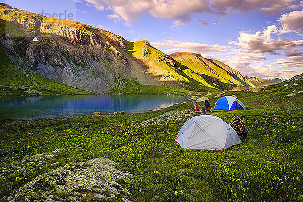 Wolken über einer kleinen Gruppe von Wanderern  die vor dem malerischen Ice Lake campen  Colorado  USA