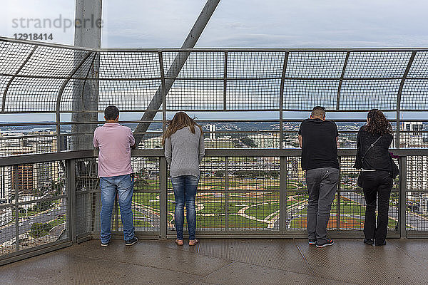 Rückansicht einer Gruppe von Touristen  die die Aussicht vom Fernsehturm im Zentrum von Brasilia  Brasilien  genießen