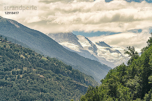 Blick von der Seilbahn auf die Berge um Zermatt an einem bewölkten Tag  Zermatt  Wallis  Schweiz