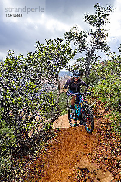 Mountainbikerin fährt auf einem unbefestigten Weg  Sedona  Arizona  USA