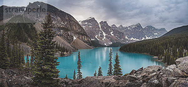 Landschaft mit Moraine Lake und Bergen der kanadischen Rocky Mountains  Banff National Park  Alberta  Kanada