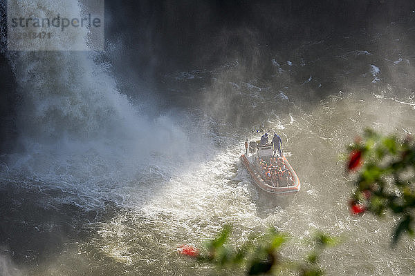 Hochformatige Ansicht von Touristen während einer Bootstour zu den Iguazu-Fällen  Parana  Brasilien