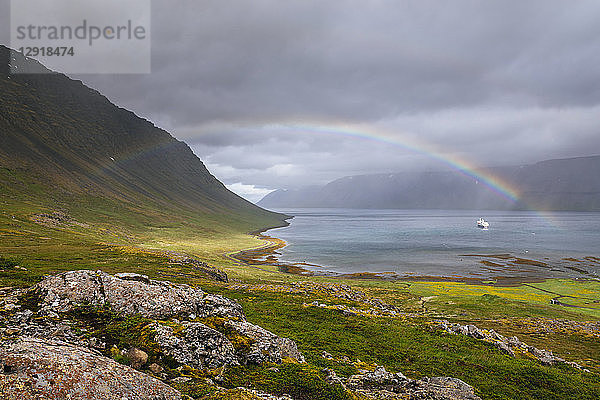 Landschaft mit Regenbogen in der Dynjandisvogur-Bucht am Ende des Arnarfjrur-Fjords  Dynjandi  Island