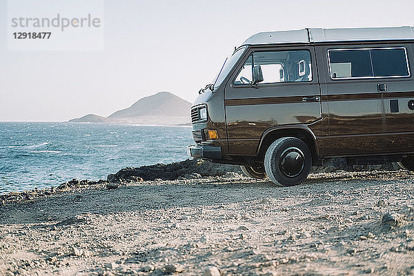 Oldtimer-Wohnmobil am Sandstrand am Meer geparkt  Teneriffa  Kanarische Inseln  Spanien