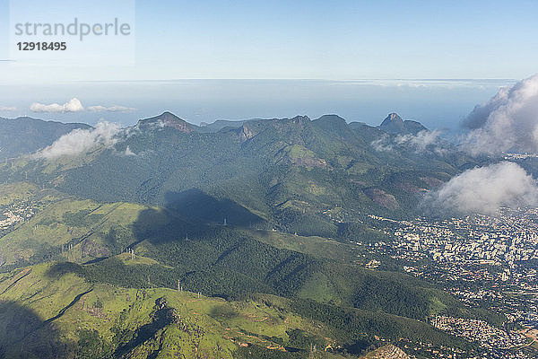 Luftaufnahme von bewaldeten Hügeln des Tijuca Forest National Park mit dem Meer im Hintergrund  Rio de Janeiro  Rio de Janeiro  Brasilien